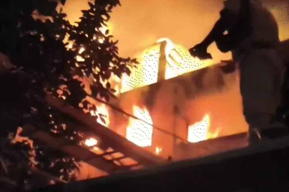 दलदली रोड में देर रात भीषण आग, घर जलकर खाक